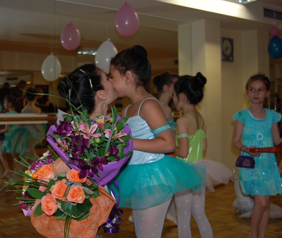 Букет от цветя, деца и балет